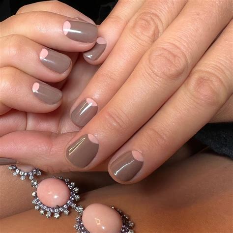 22 Tampilan Nail Art Statement Untuk Kuku Pendek