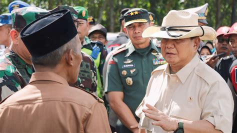 Menhan Prabowo Tinjau Pemasangan Pipa Air Bersih Di Gunungkidul