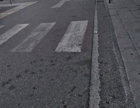 crossing road city  photo  pixabay pixabay