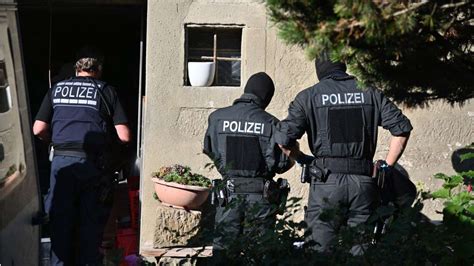 Bayern Verdacht Der Volksverhetzung Polizei Durchsucht Wohnung Von