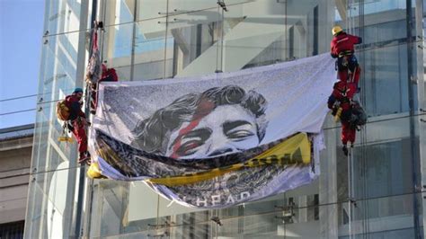 Miembros De Greenpeace Se Cuelgan De La Fachada Del Museo Reina Sofía