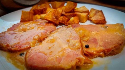 Un Plato De Comida Con Salsa Roja Y Un Plato Verde Con La Palabra