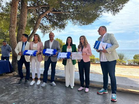 La Alcaldesa De Orihuela Recoge Las Banderas Azules Otorgadas A Sus