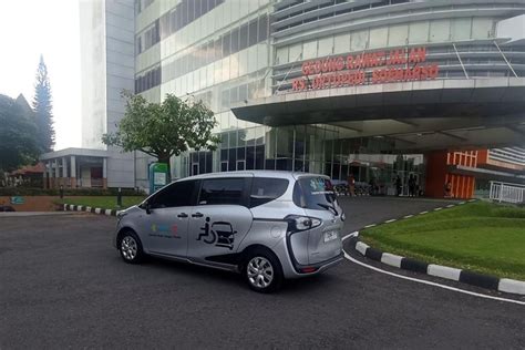 Toyota Serahkan Sienta Welcab Buat RSO Dr Soeharso Surakarta