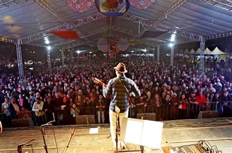 Mil Pessoas Sucesso O In Cio Da Festa Do Folclore De Tr S