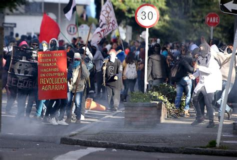 Imágenes Así Avanzan Las Marchas Estudiantiles En Bogotá Rcn Radio