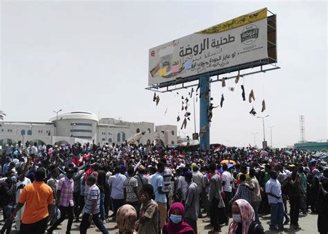 Photos: Sudan Protests Lead to the Removal of President Omar al-Bashir ...