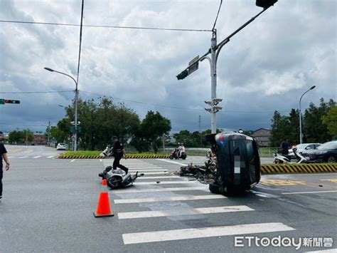 宜蘭驚悚車禍！休旅車闖紅燈擊落機車 撞斷標誌桿冒煙側翻 Ettoday社會新聞 Ettoday新聞雲