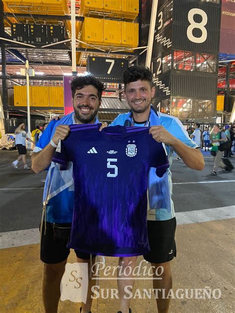Mundial de Qatar 2022: un joven selvense recibió la camiseta de Leandro