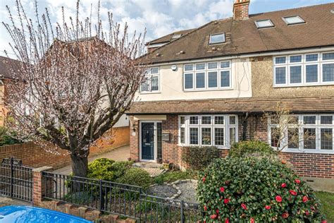 Spinney Hill Addlestone Kt15 4 Bed Semi Detached House For Sale £