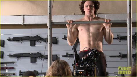 Aaron Taylor-Johnson: Shirtless Pull-Up for Kick-Ass 2!: Photo 2893839 | Aaron Johnson ...