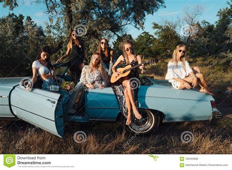 Six Filles Ont L Amusement Dans La Campagne Image Stock Image Du