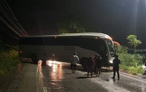 Swerving Driver Causes Bus To Block Southbound Pdc Lane Riviera Maya News