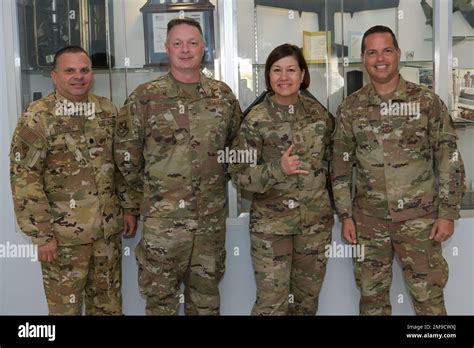 La sargento principal de la Fuerza Aérea Joanne S Bass toma una foto