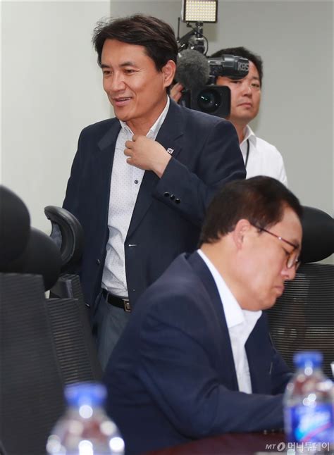 사진 자유한국당 재선 의원 간담회 참석한 김진태 머니투데이