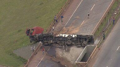 MG1 Batida entre carreta e caminhão interdita a BR 381 em Betim