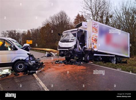 Radegast T Dlicher Unfall Auf B Transporter Und Lastwagen Sto En