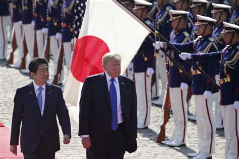 陪餵魚、陪吃飯、陪打高爾夫！川普訪日安倍形影不離，日媒戲稱兩人「度蜜月」 風傳媒