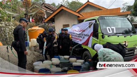 Kebumen Dilanda Kekeringan Personel Brimob Salurkan 10 Ribu Liter Air