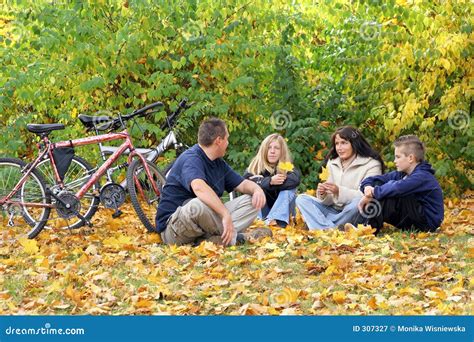 Famille Promenade Dautomne Image Stock Image Du Occasionnel