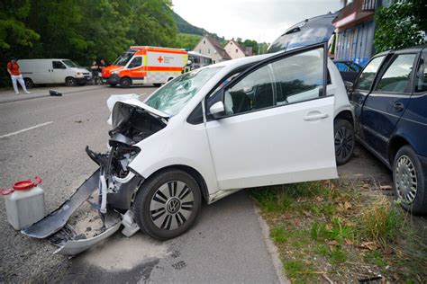 Tr Mmerfeld Nach Frontal Unfall In Lenningen Beide Fahrer Schwerst