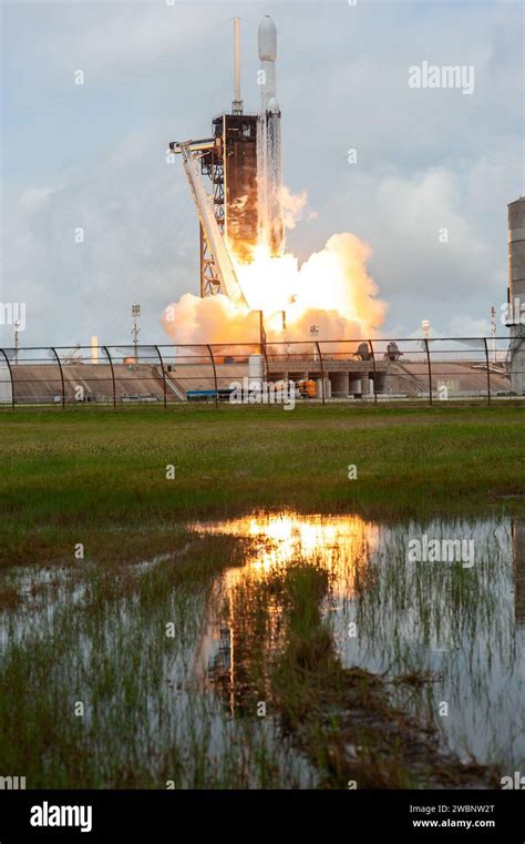 Nasas Psyche Spacecraft Atop A Spacex Falcon Heavy Rocket Lifts Off