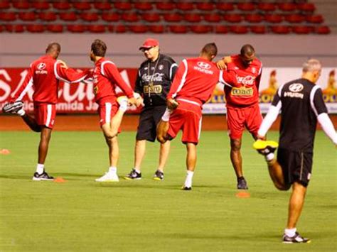 Selecci N Peruana Reconoci El Gramado Del Estadio Nacional De San Jos