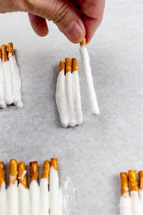 Frosty Pretzel Snowman Treats | Best Cookie Recipes