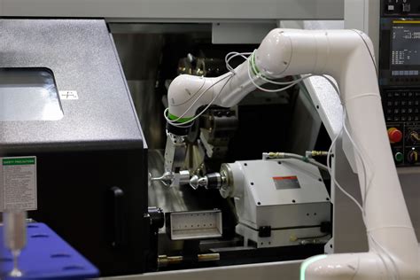 Machine Tending Robots: Maximizing Your Production Output | HowToRobot