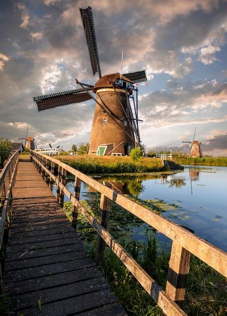 Un Molino De Viento En La Orilla De Un Canal Con Juncos En Kinderdijk