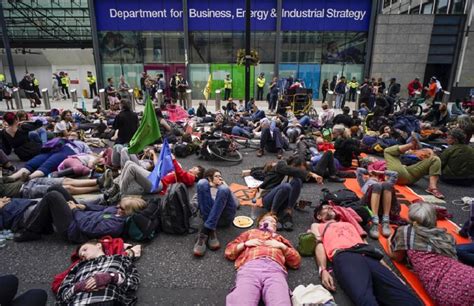 Uks Extinction Rebellion Pauses Radical Tactics