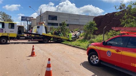 Br Motorista Cochila Ao Volante E Capota Carro No Jardim Canad