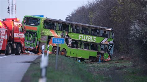 A Bei Leipzig Vier Tote Bei Flixbus Unfall Identit T Der Opfer Noch