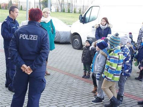 Jak Przedszkolaki Poznawa Y Czym Zajmuje Si Policjant