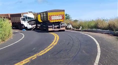 Carretas Batem De Frente No Trecho Conhecido Como Curva Da Morte