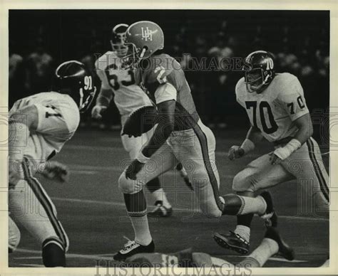 Press Photo University Of Houstons Willie Roberts Looks For A Hole