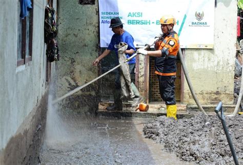 Bantu Korban Banjir Sumbar Baznas RI Lakukan Aksi Resik Dan Distribusi