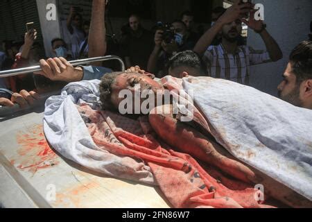 Los Dolientes Reaccionan Junto A Los Cuerpos De Palestinos Que Fueron