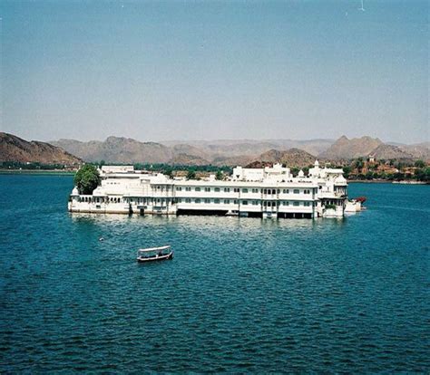 Lake Pichola Evening Boat Ride With Private Transfers