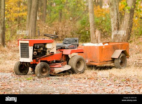 Ancienne Tondeuse Gazon Tracteur Avec Remorque Et Attelage Photo