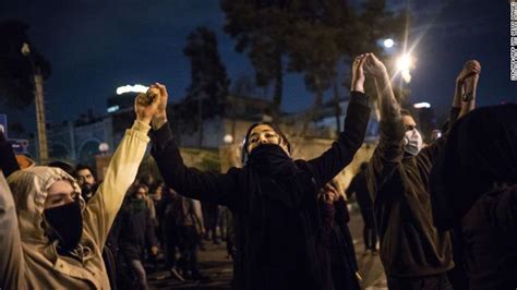 Enardecidos Manifestantes Protestan Contra Régimen Iraní Tras Derribo De Avión Ucraniano Cnn Video