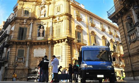 Rapine Mafia E Parcheggiatori Abusivi La Fotografia Di Palermo