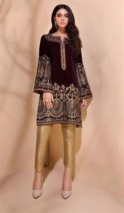 Pin By Madiha Adnan On Eastern Dresses Velvet Clothes Indian Fashion