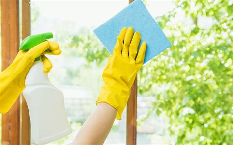 How to Clean Plastic Windows | Complete Guide