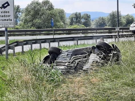 Pijan Zletel S Ceste Pristal Na Strehi V Jarku Slovenske Novice