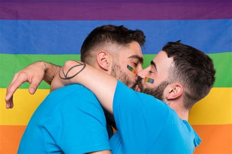 Pareja De Hombres Homosexuales Abrazándose Y Besándose En La Bandera