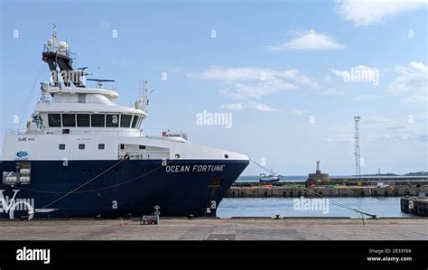 Boats in Peterhead harbour Stock Photo - Alamy