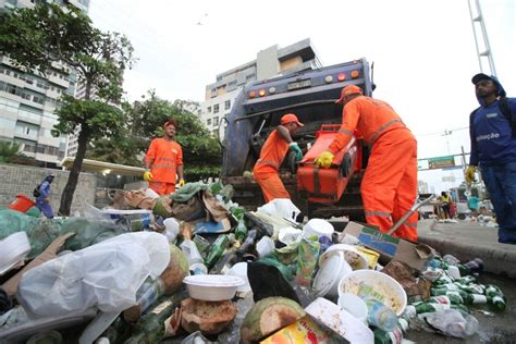 Garis Recolhem Toneladas De Lixo Ap S R Veillon Na Orla Do Recife