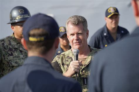 U S Pacific Fleet Commander Visits Pearl Harbor Naval Shipyard