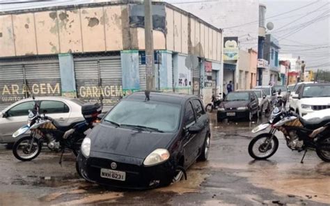 Asfalto Cede E Carro Cai Em Buraco No Centro De Aracaju F News